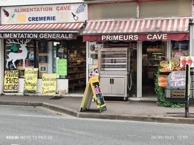 Commerce alimentaire polyvalent au cœur d'un quartier résidentiel pavillonnaire dense sur un axe très fréquenté